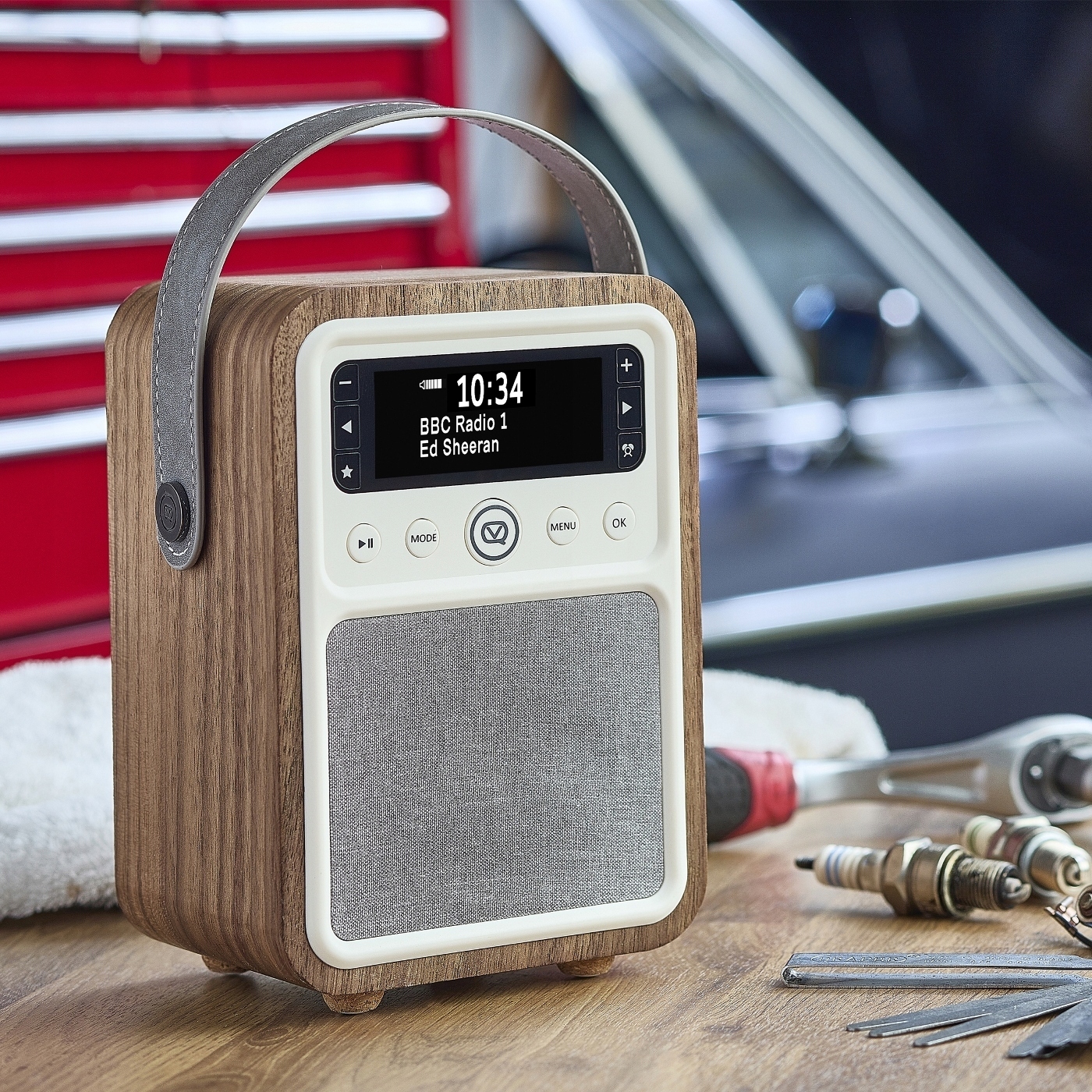 Przechowuj do 60 stacji radiowych