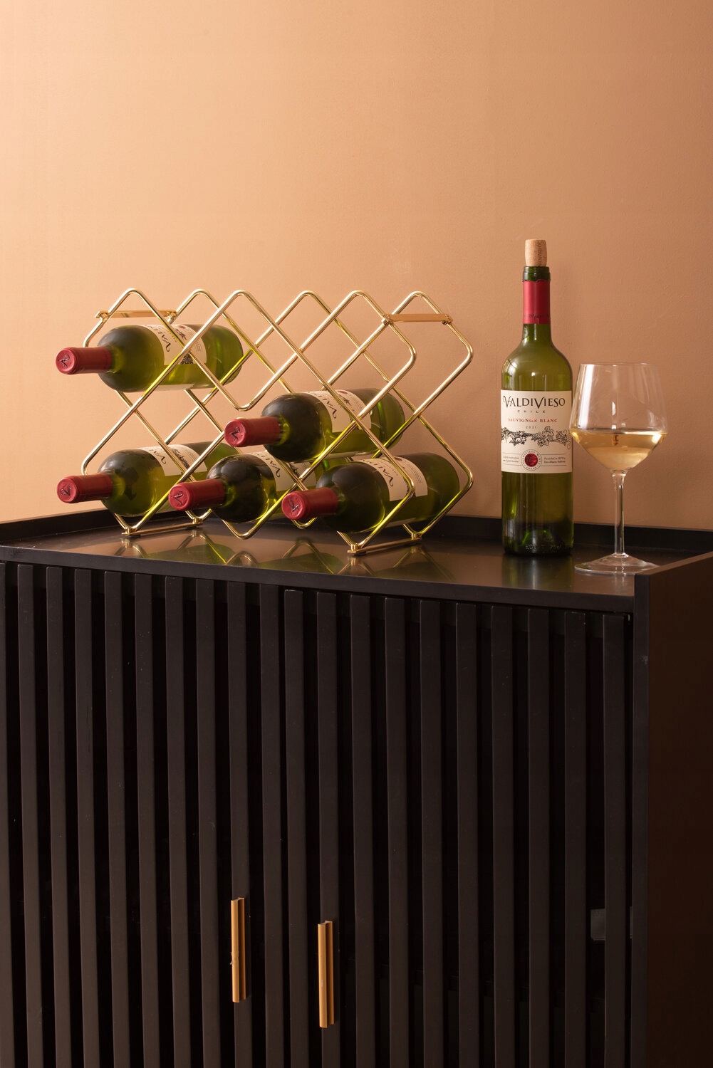 Metalowy stojak na wino DIAMONDS – Elegancki dodatek do Twojego wnętrza