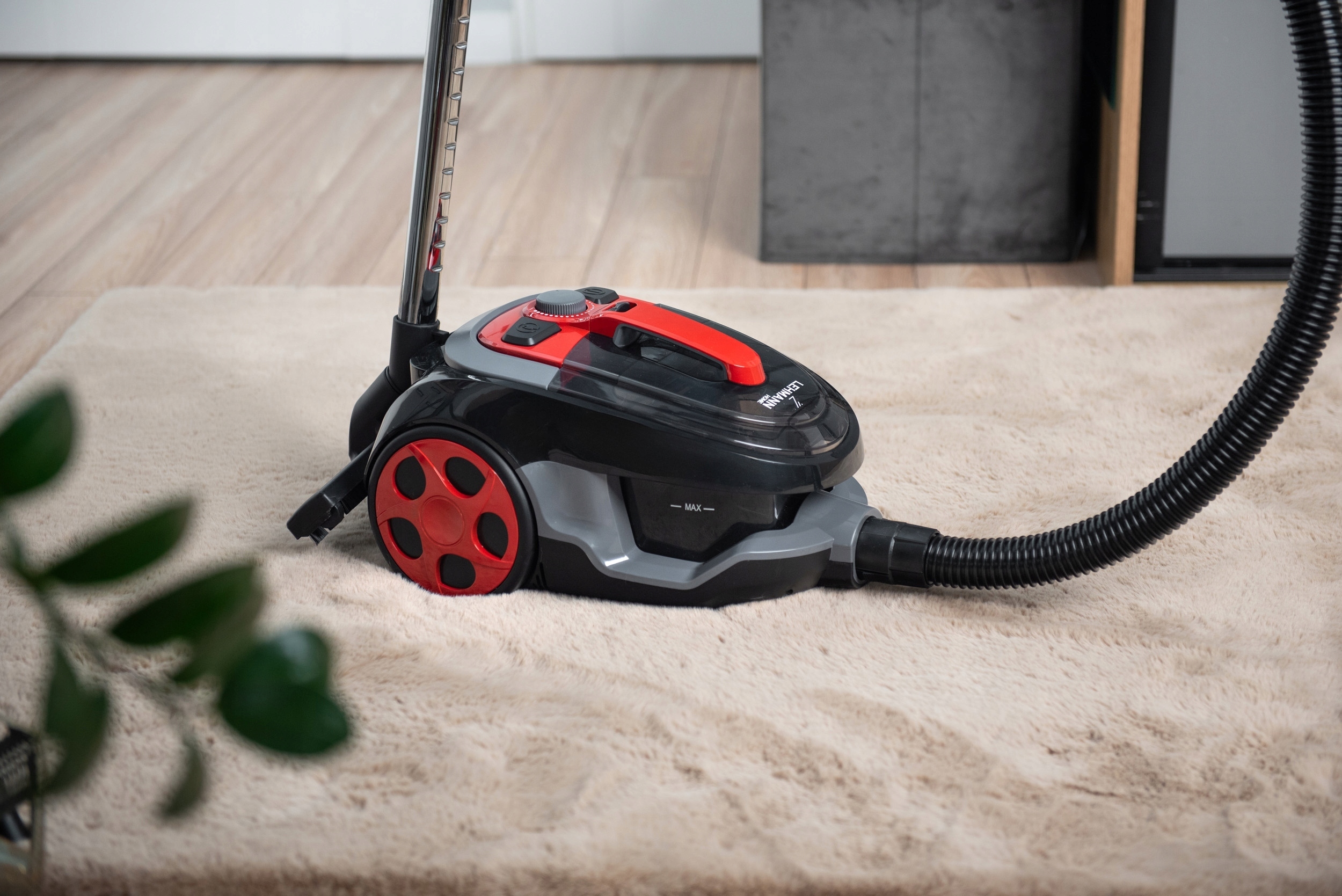 ODKURZACZ CYKLONOWY LEHMANN BEZWORKOWY TURBOSZCZOTKA max 4000W HEPA CICHY Załączone wyposażenie Filtr HEPA Metalowa rura teleskopowa Ssawka do tapicerki Ssawka szczelinowa 2w1 Szczotka do parkietu Szczotka podłogowa (uniwersalna) Wzmocnione opakowanie Wąż ssący [1,5 m] turboszczotka