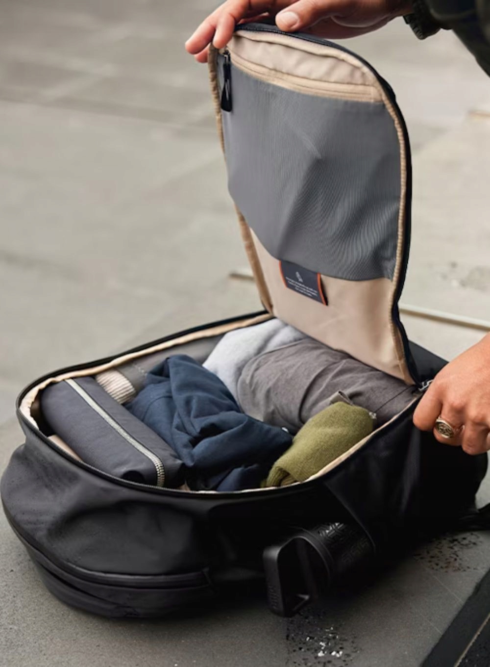 Wygodne noszenie dzięki profilowanemu panelowi tylnemu