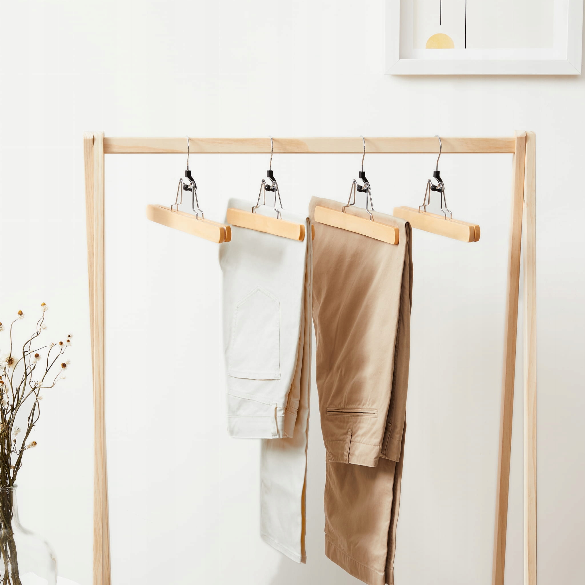 Drewniane wieszaki w naturalnym kolorze – elegancja i funkcjonalność