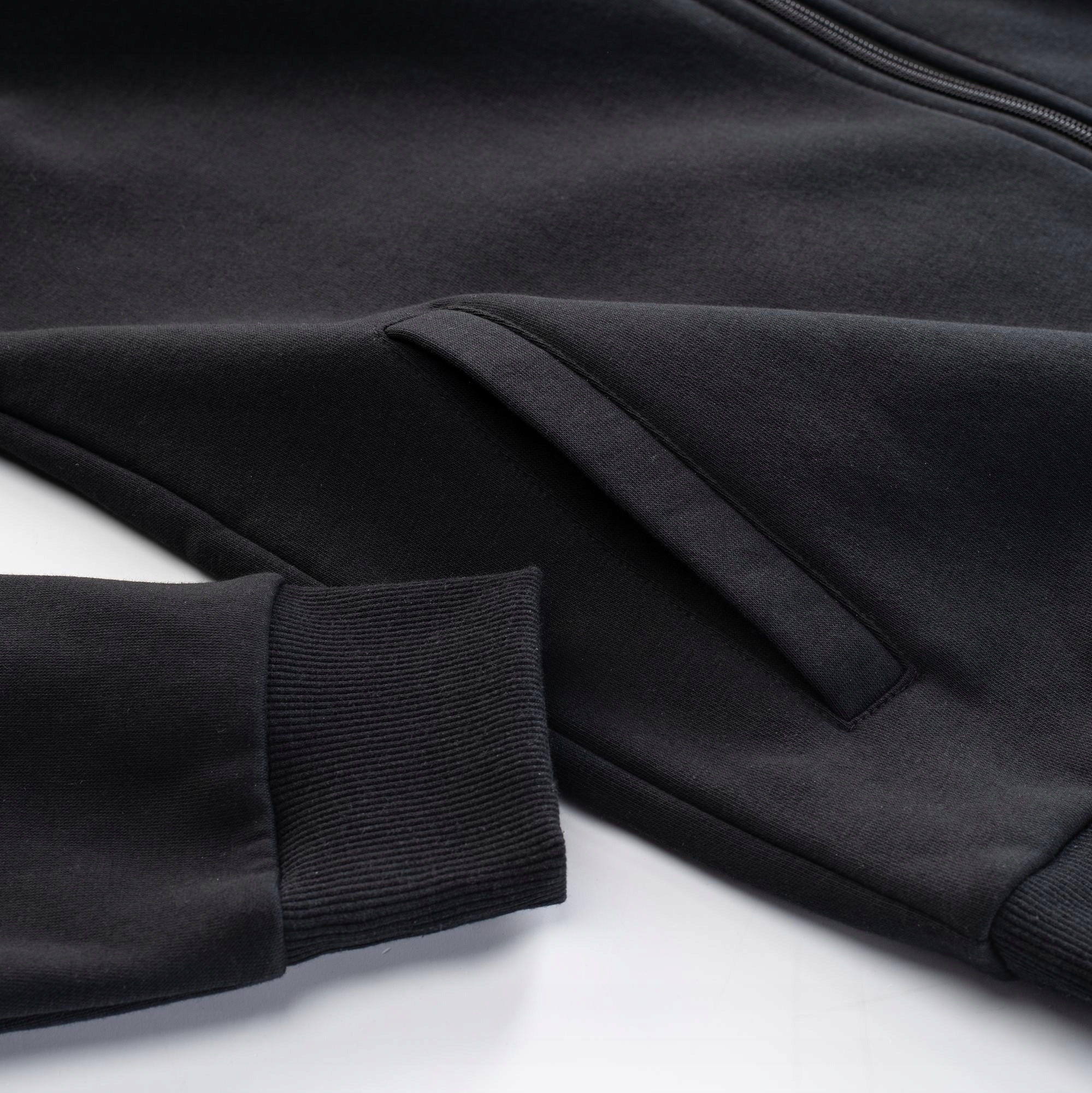 Funkcjonalny kaptur i pełny zamek błyskawiczny