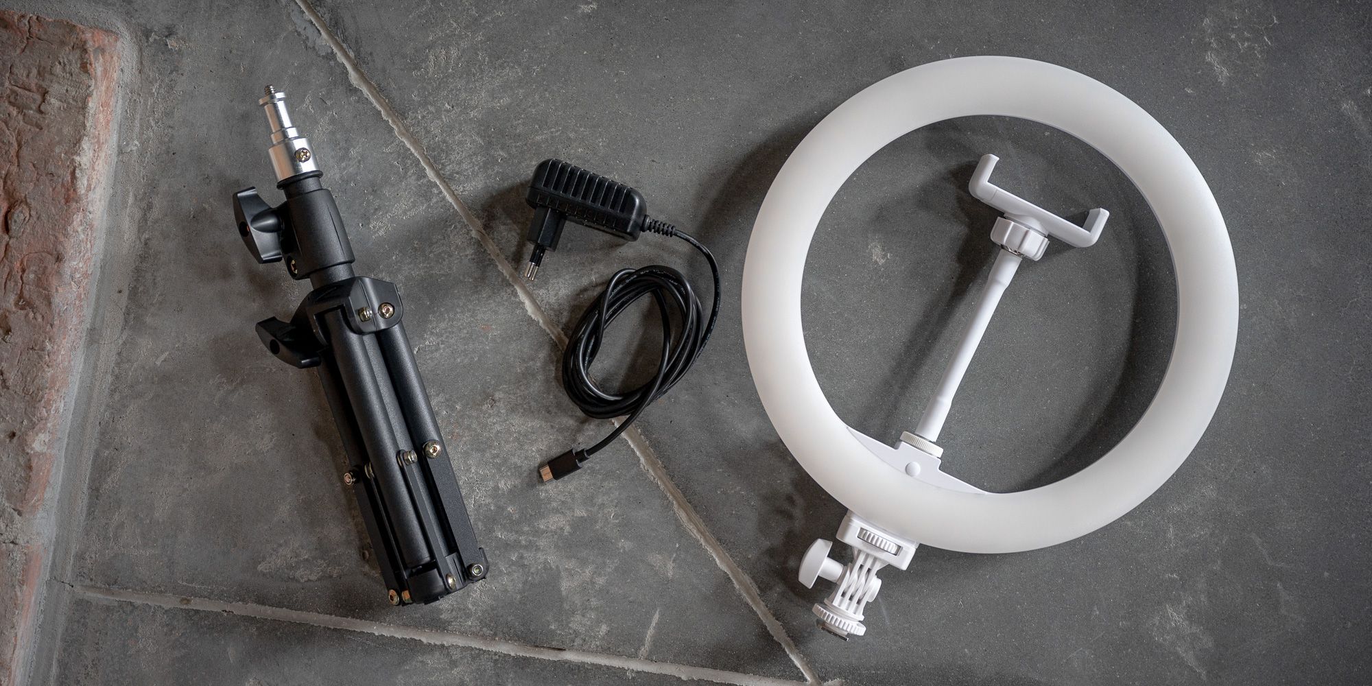 Lampa pierścieniowa LED Newell RL-10A Arctic White + statyw