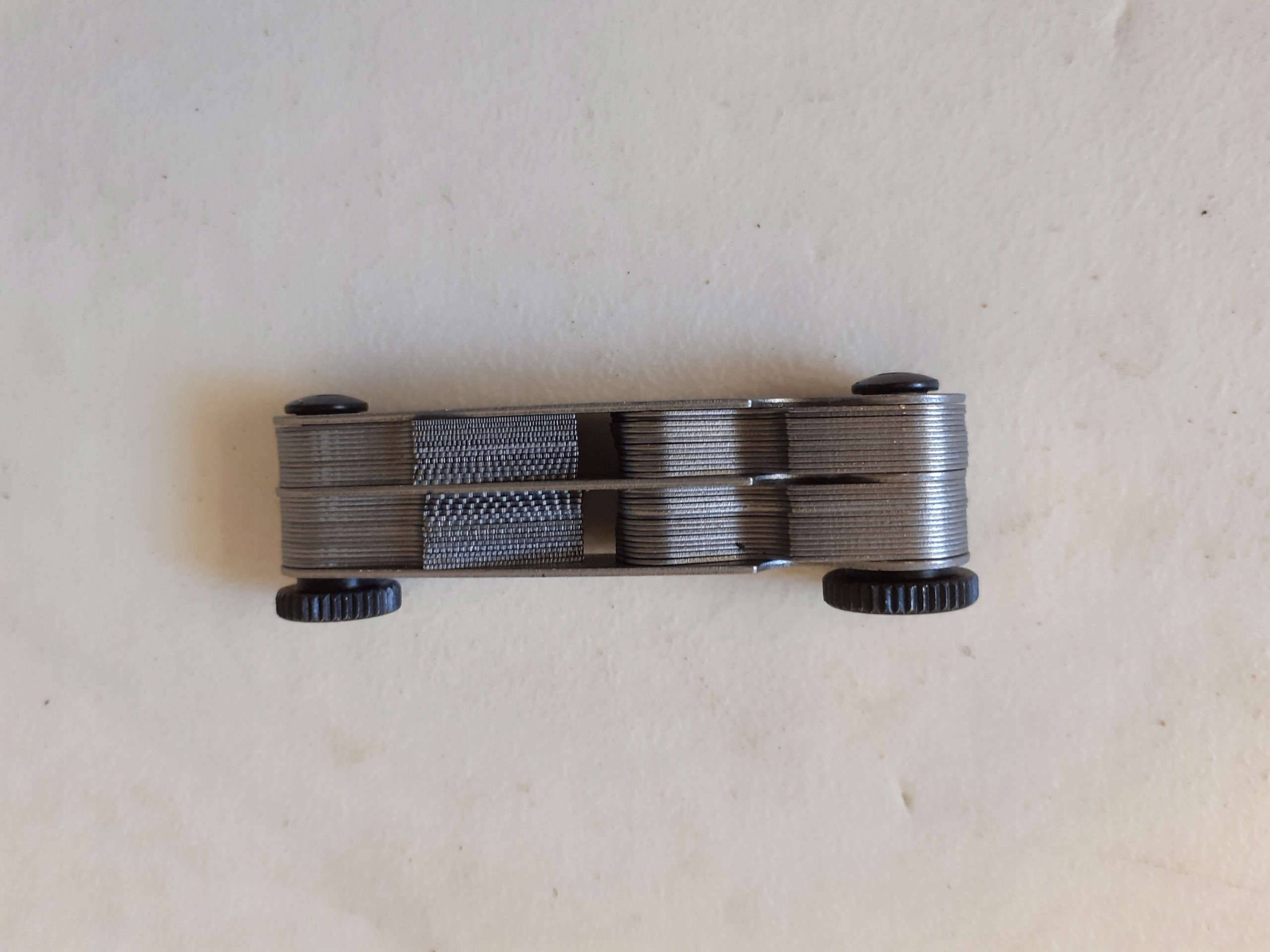 Różnorodność kształtów długich i krótkich gwintów