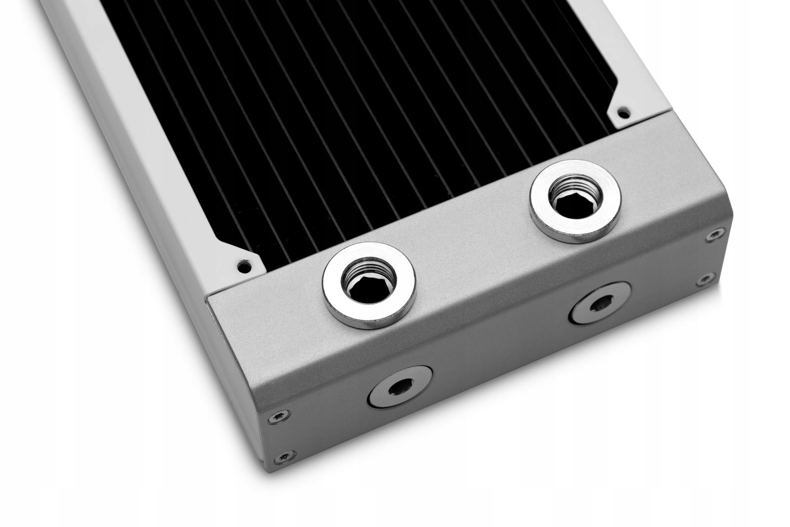 Kompaktowe wymiary: 130 mm szerokości, 420 mm głębokości, 44 mm wysokości