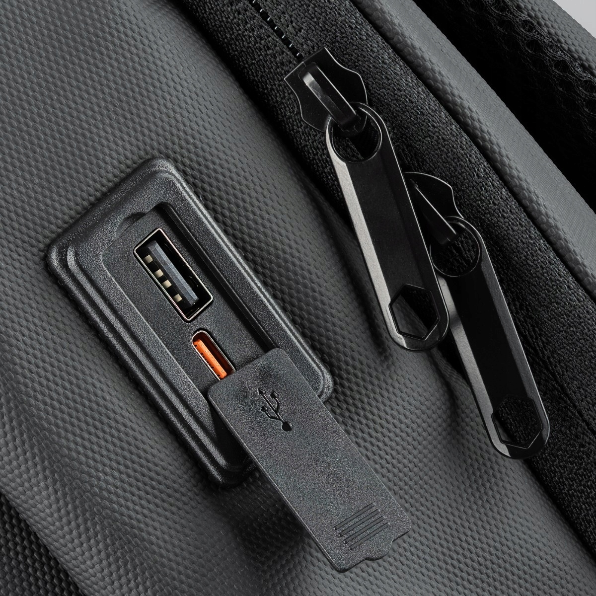 Wbudowane porty USB-A i USB-C do wygodnego ładowania