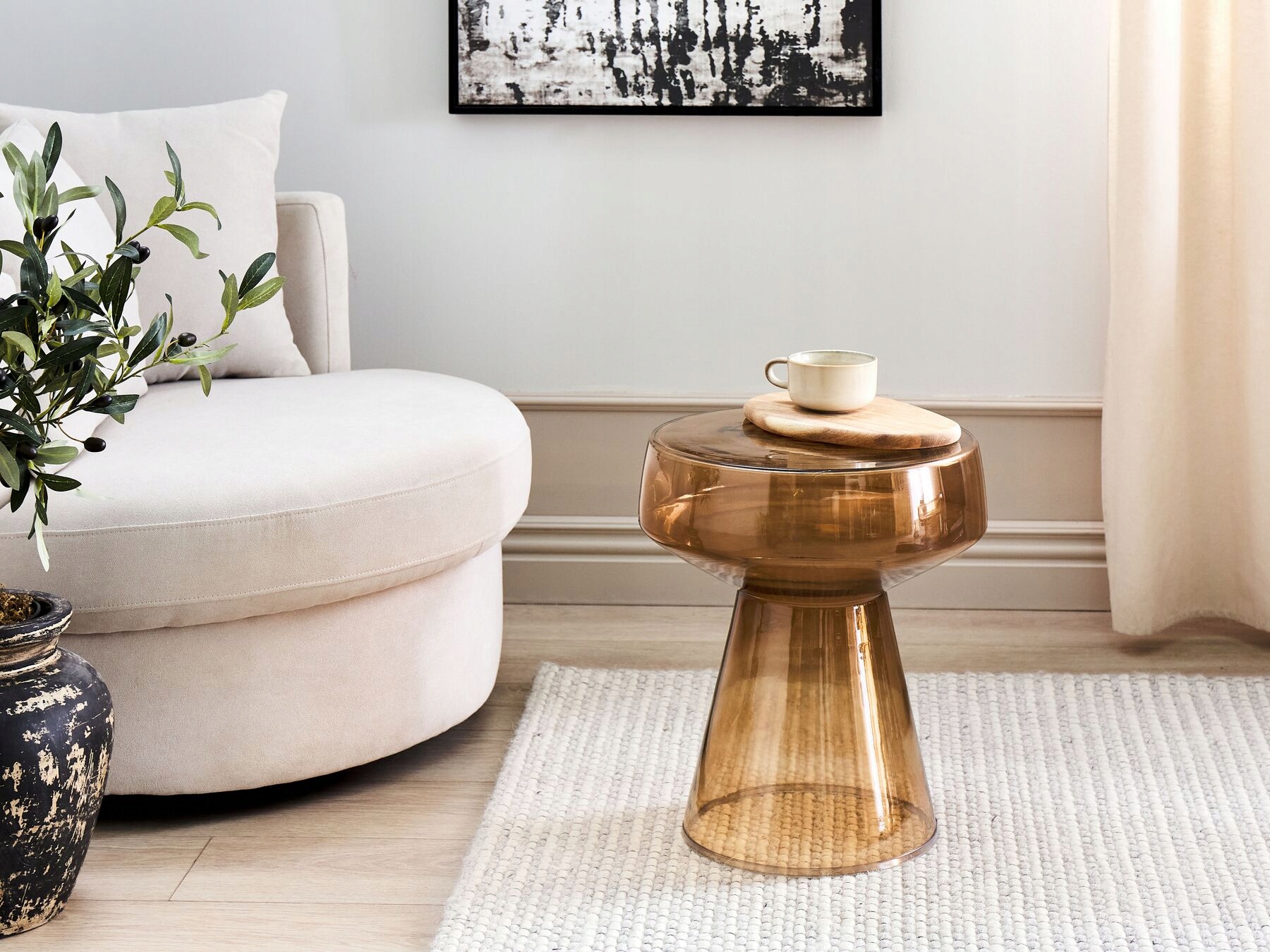 Stolik pomocniczy szklany złoty brąz LAGUNA – Elegancja i funkcjonalność w Twoim wnętrzu