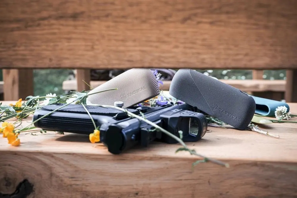 Precyzyjne wycięcia na ładowanie i diodę