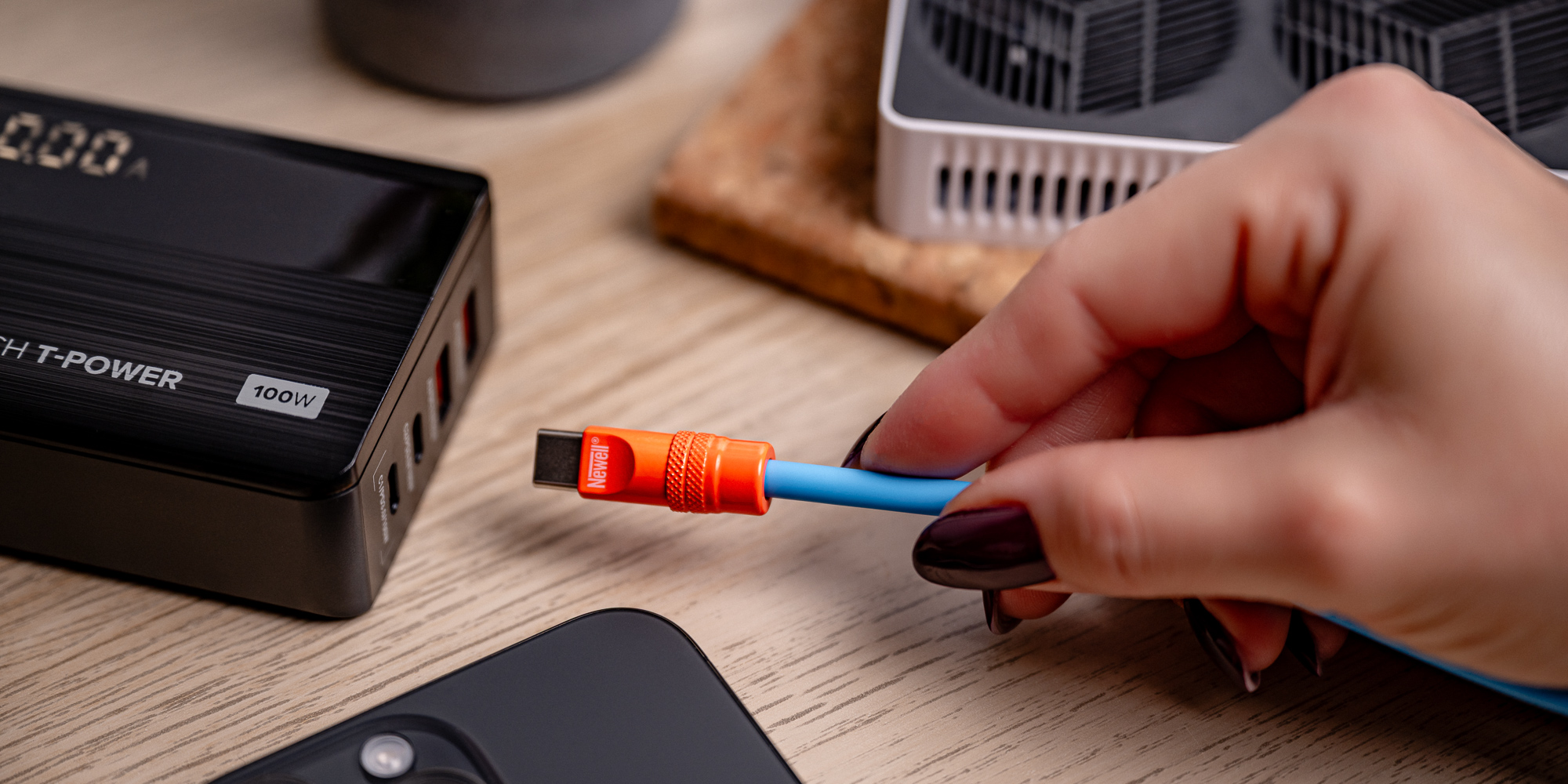 Kabel Newell USB-C - USB-C 100 W, 1,5 m, silikonowy, spiralny, niebiesko-pomarańczowy