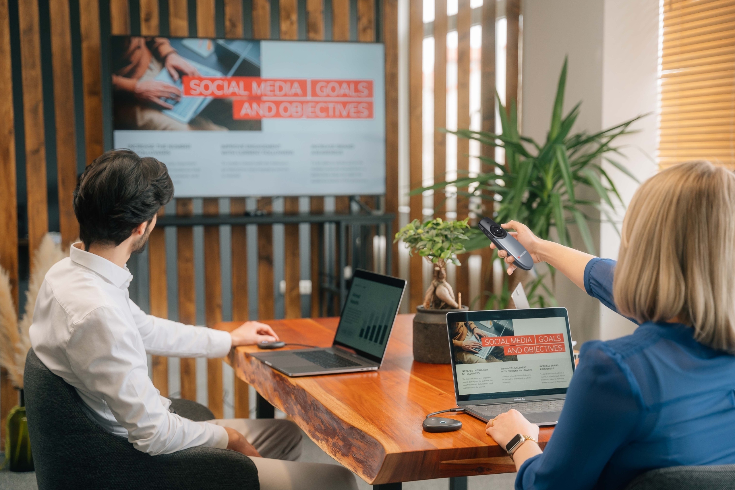 Zasięg do 100 metrów – Idealny do dużych sal konferencyjnych