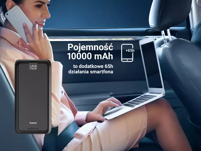 Poręczny powerbank z trzema gniazdami wyjściowymi umożliwiającymi ładowanie kilku urządzeń