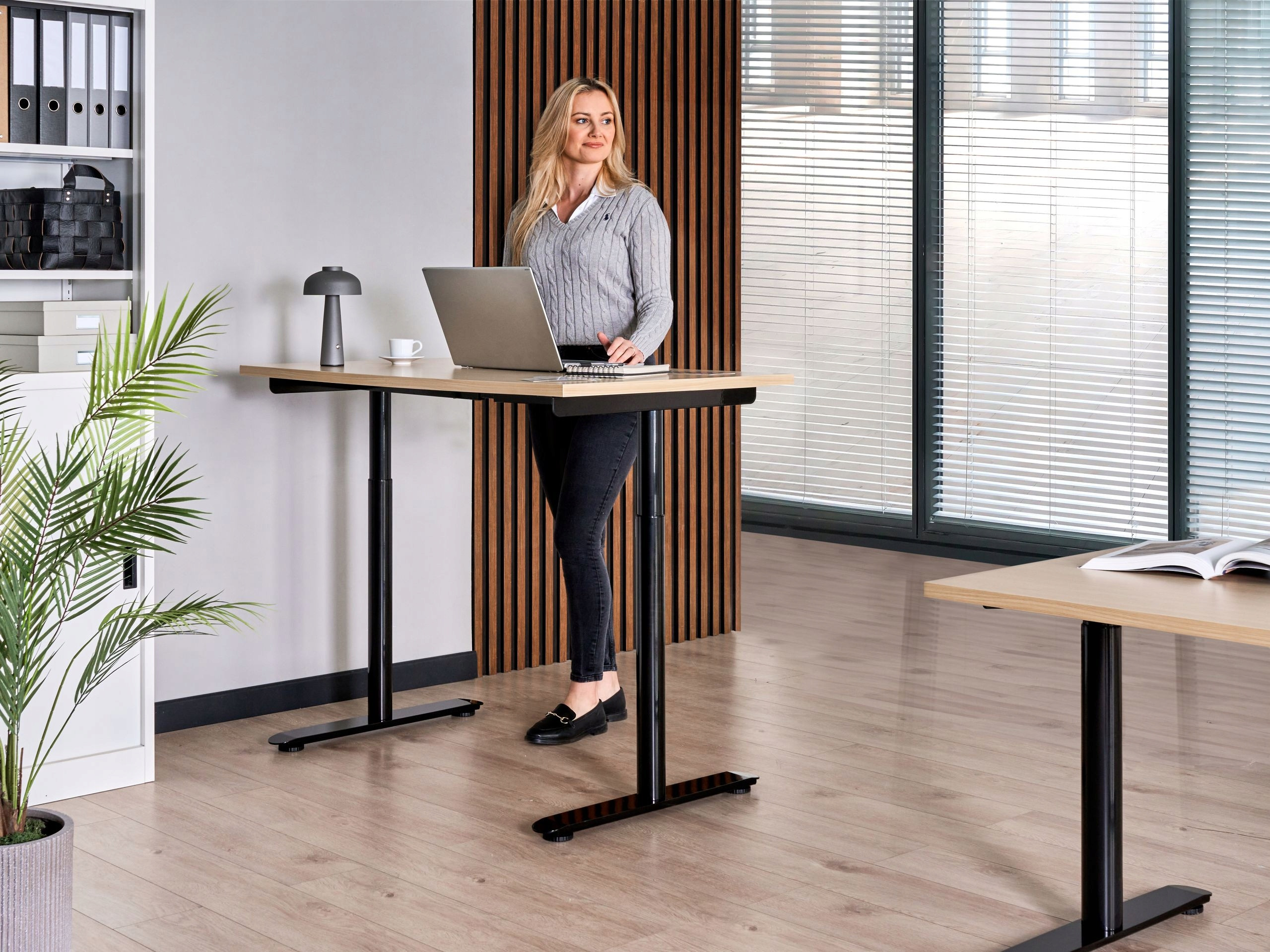 Elektryczna regulacja wysokości – Dostosuj biurko do swoich potrzeb