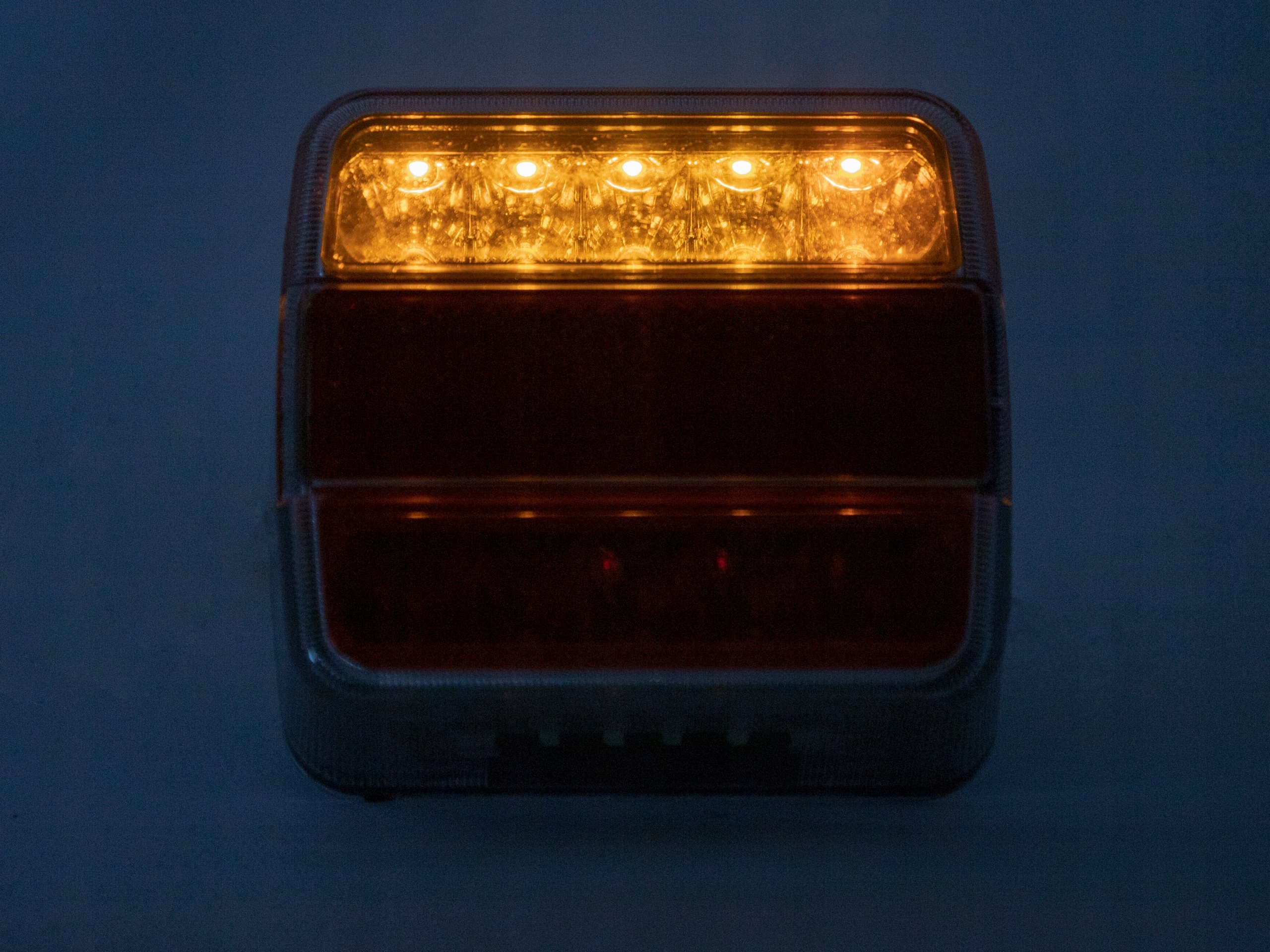 Zespolona lampa LED – kierunkowskaz, światło pozycyjne i stopu