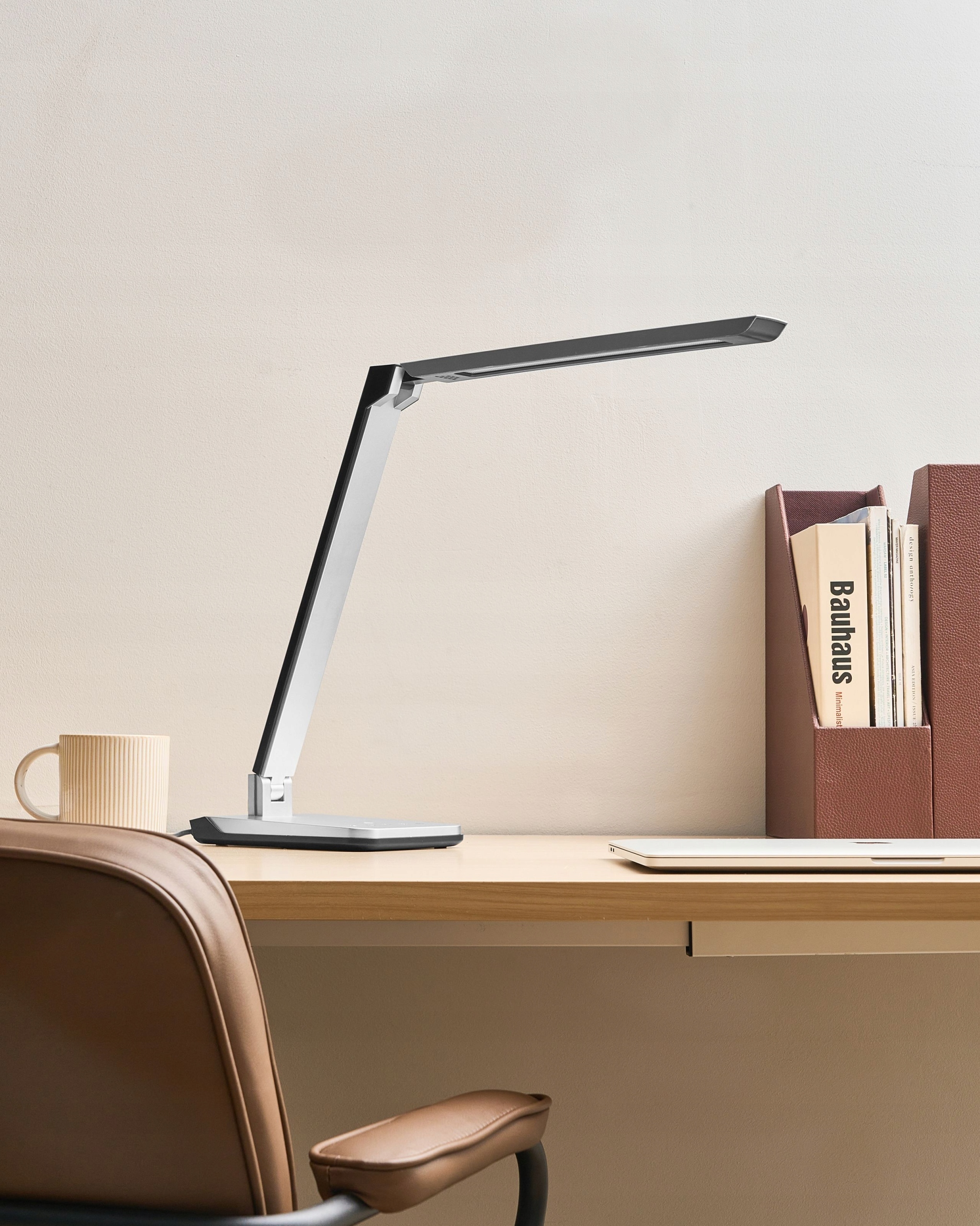 Nowoczesny design w kolorze srebrnym – Stylowa dekoracja każdego biurka