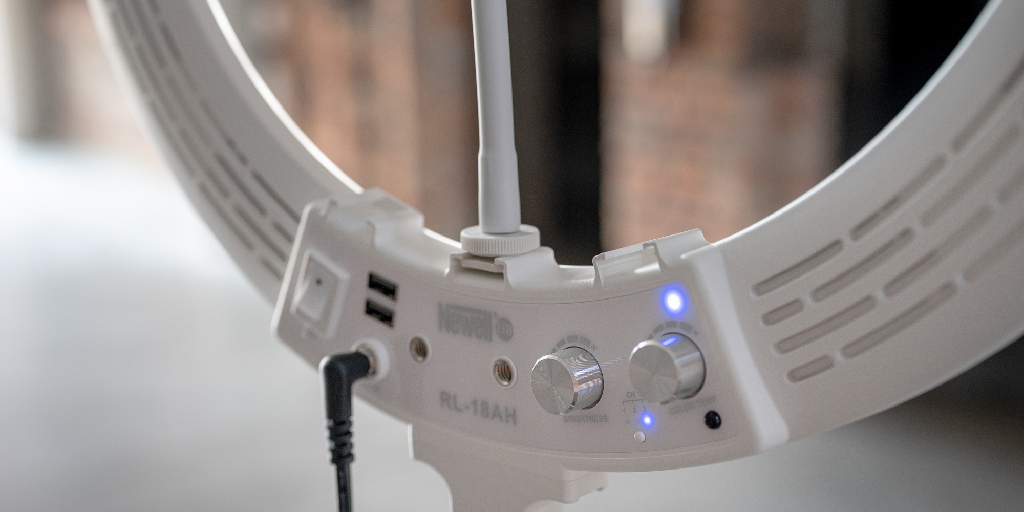 Lampa pierścieniowa LED Newell RL-18A - WB (3200 K - 5500 K) - Arctic White