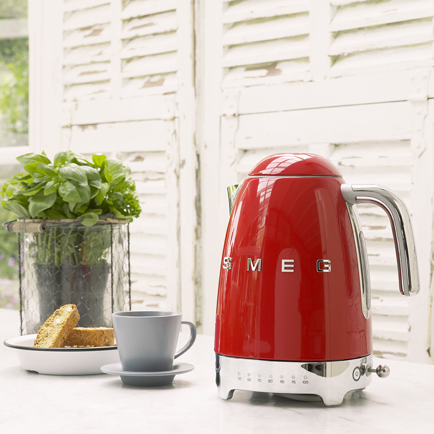 Czajnik elektryczny Smeg KLF04RDEU – Stylowy i funkcjonalny dodatek do Twojej kuchni