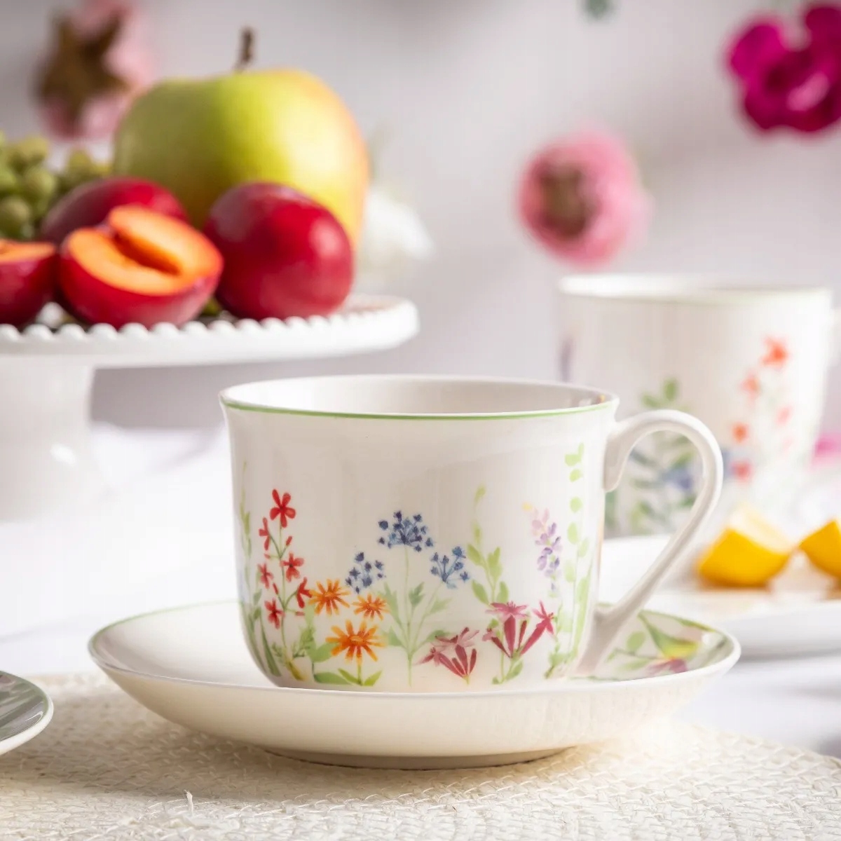 Filiżanka ze spodkiem biała w kwiatki 450ml – Elegancja na Twoim stole