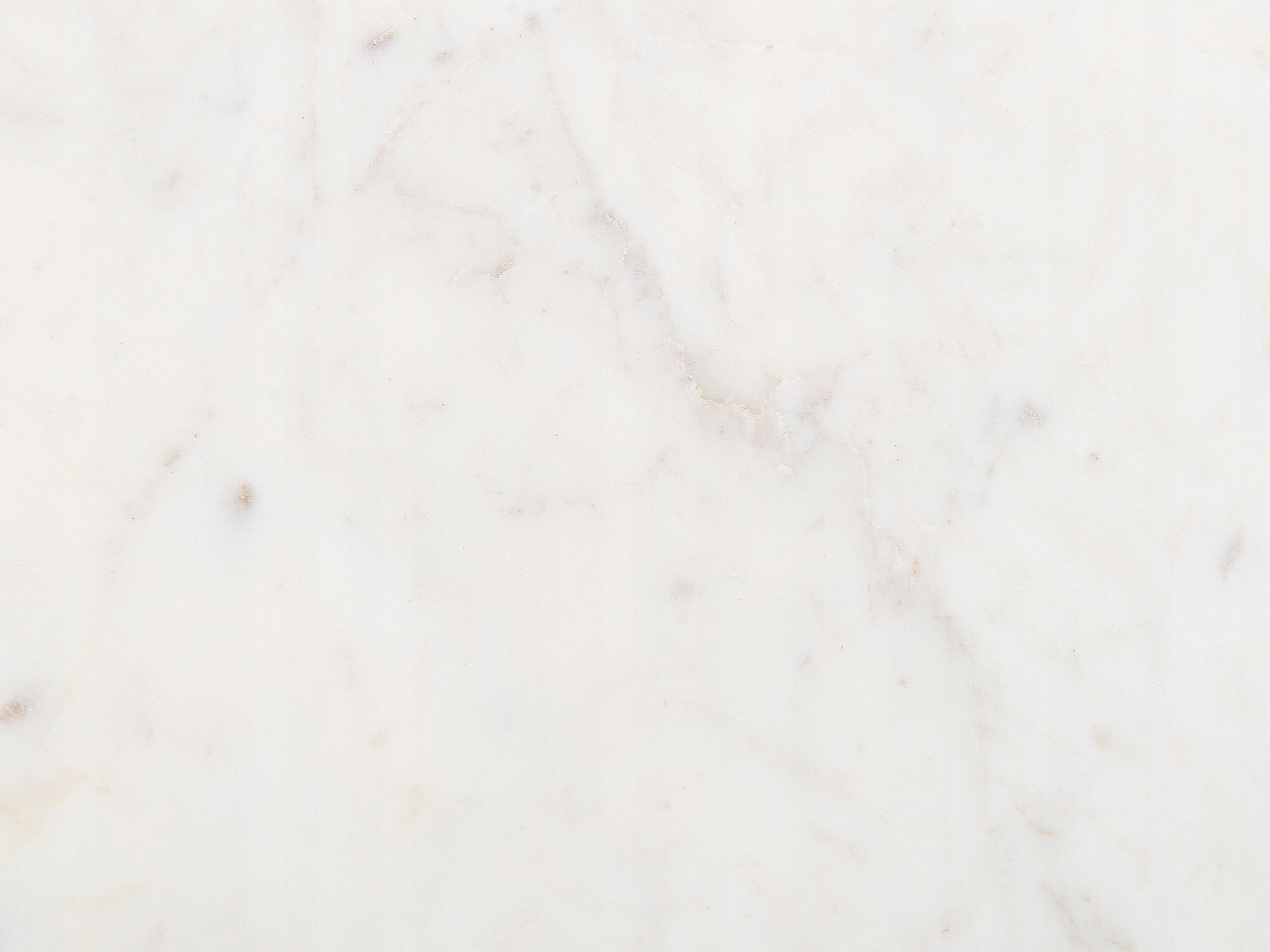 Wysokiej jakości materiały: biały marmur i złote nóżki