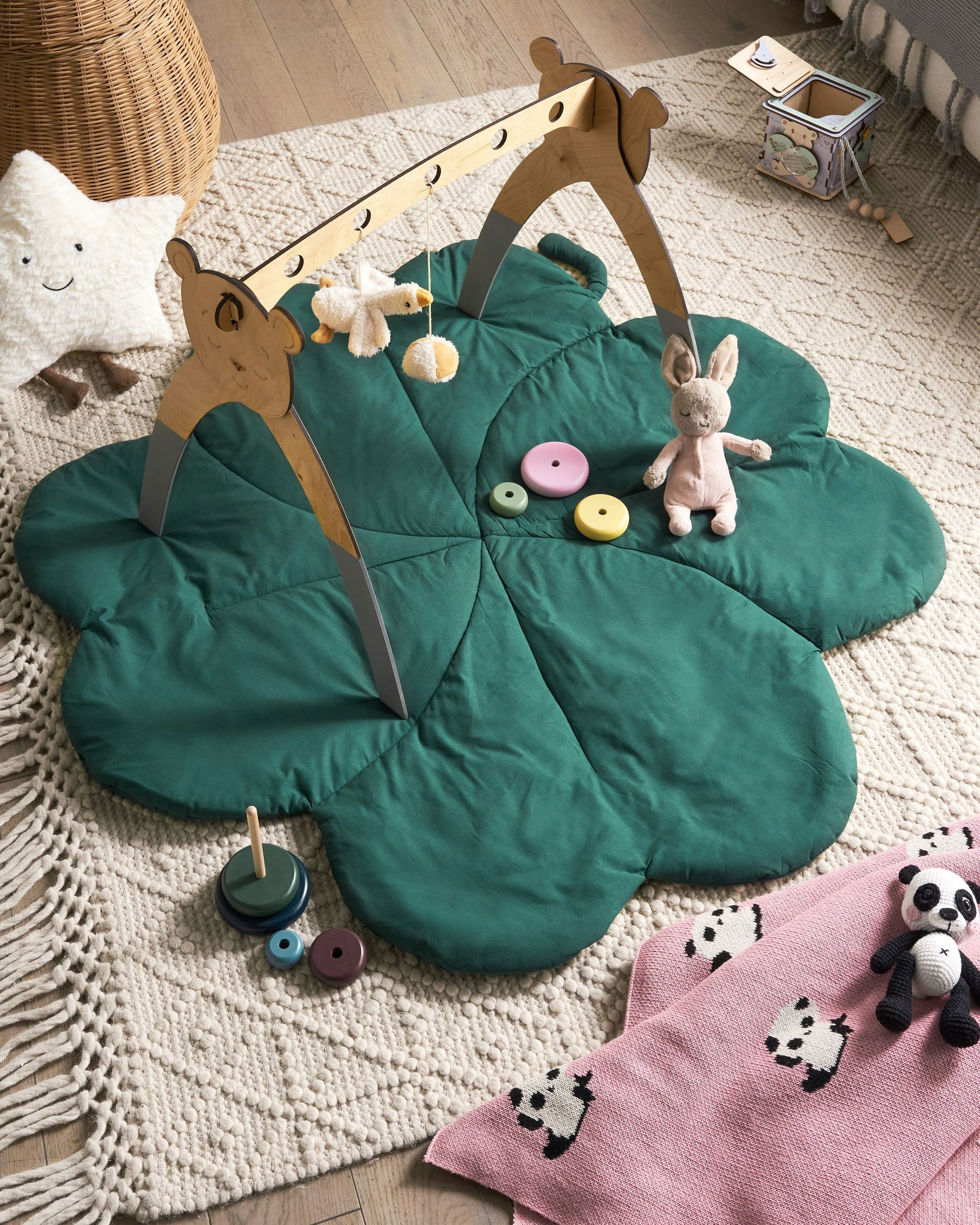 Urokliwy kształt koniczyny i stonowana kolorystyka