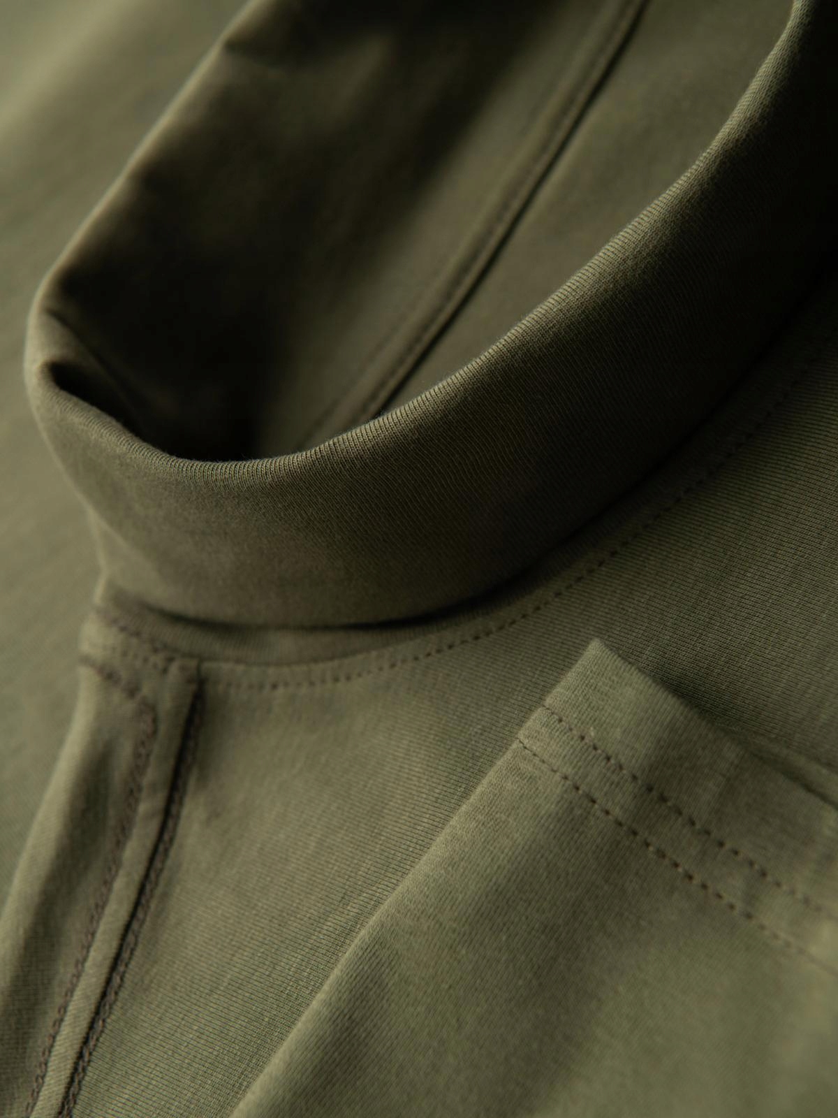 Klasyczny fason z eleganckim golfem