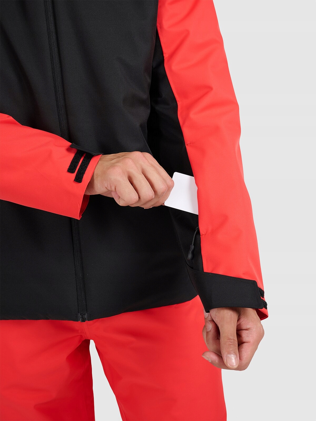 Funkcjonalność – Praktyczne kieszenie i regulowane mankiety