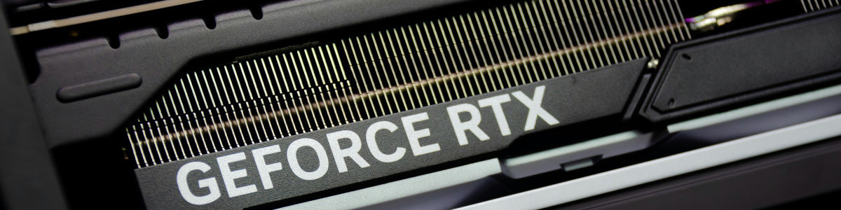 zbliżenie na napis geforce rtx na karcie graficznej