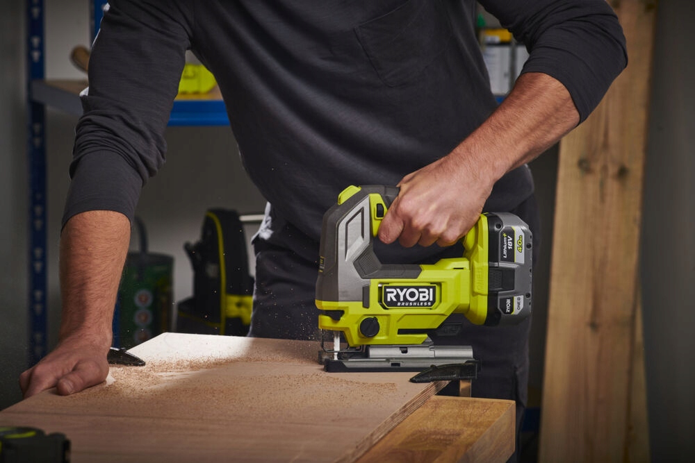 Wbudowane oświetlenie LED i dmuchawa do wiórów