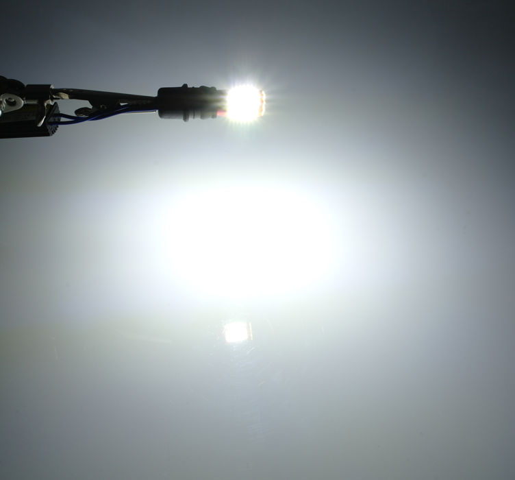 Zastosowanie żarówki W5W – Idealne do oświetlenia tablic rejestracyjnych i wnętrza