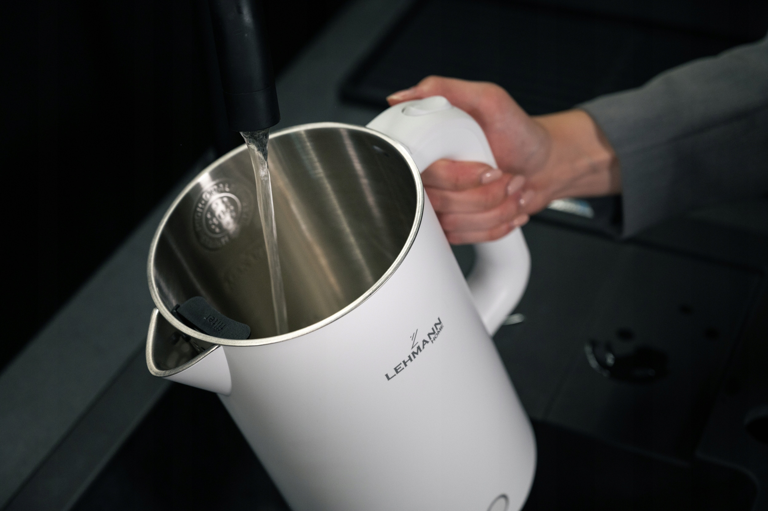 CZAJNIK ELEKTRYCZNY BEZPRZEWODOWY STALOWE WNĘTRZE 2200W BIAŁY DUŻY 1,7L NEW Marka Lehmann