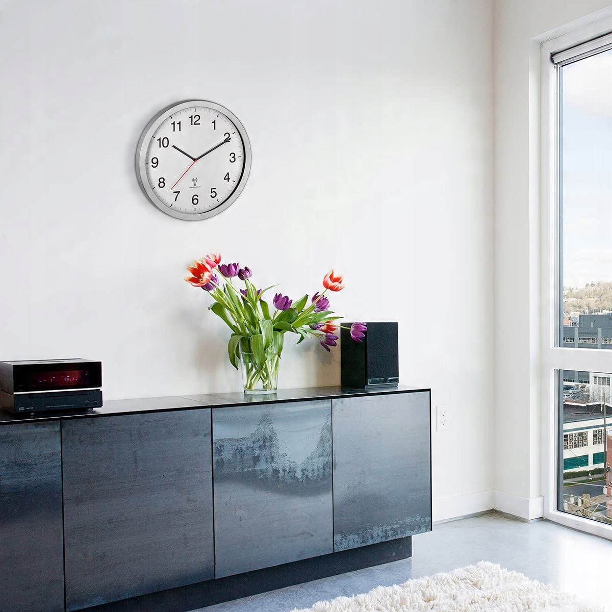 Materiał i design – szczotkowane aluminium i szkło