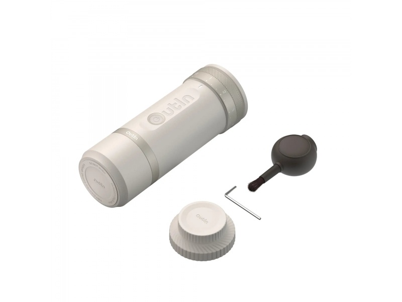 W zestawie akcesoria: pojemnik na zmieloną kawę, pokrywka, szczoteczka