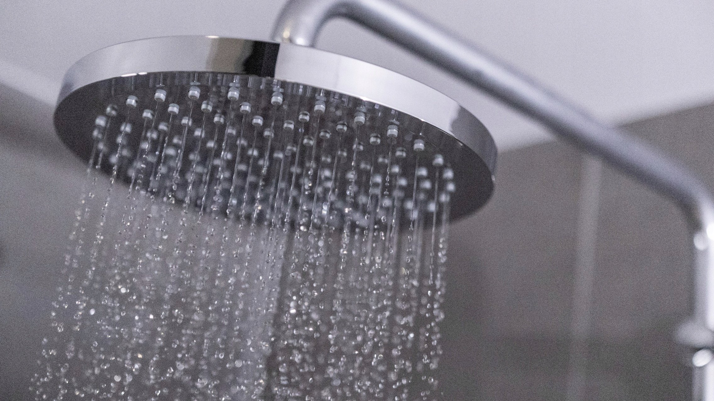 Relaksujący strumień deszczowy – idealny na poranny i wieczorny prysznic