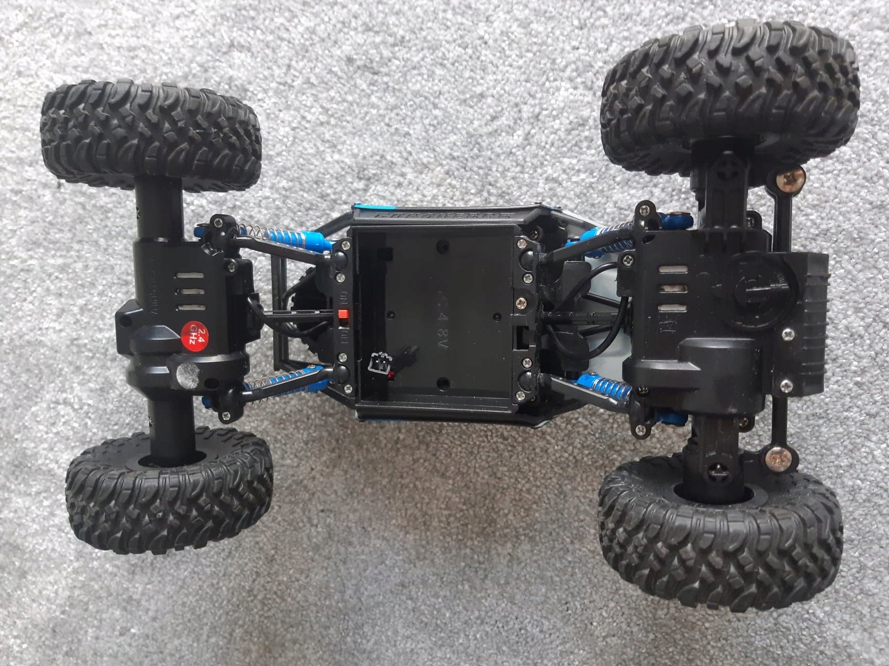 Niezależne zawieszenie osi i mocne silniki