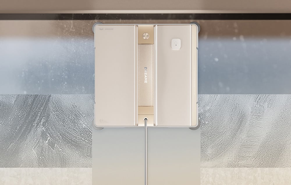 Zbliżenie na robota Dreame C1 Station myjącego szybę, z widocznymi pasami czystej i zabrudzonej powierzchni