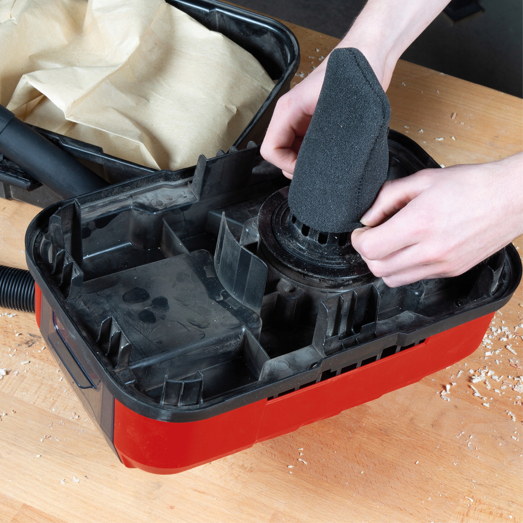 Łatwy montaż filtrów na koszu odkurzacza