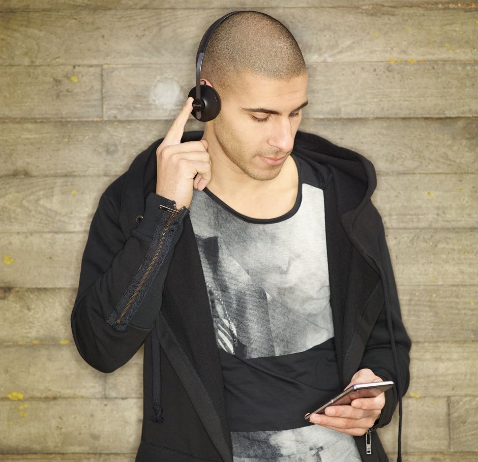 Dzięki stereofonicznemu zestawowi słuchawkowemu Bluetooth SBH60 firmy Sony możesz cieszyć się muzyką oraz wykonywać i odbierać połączenia. Z przewodami lub bez.