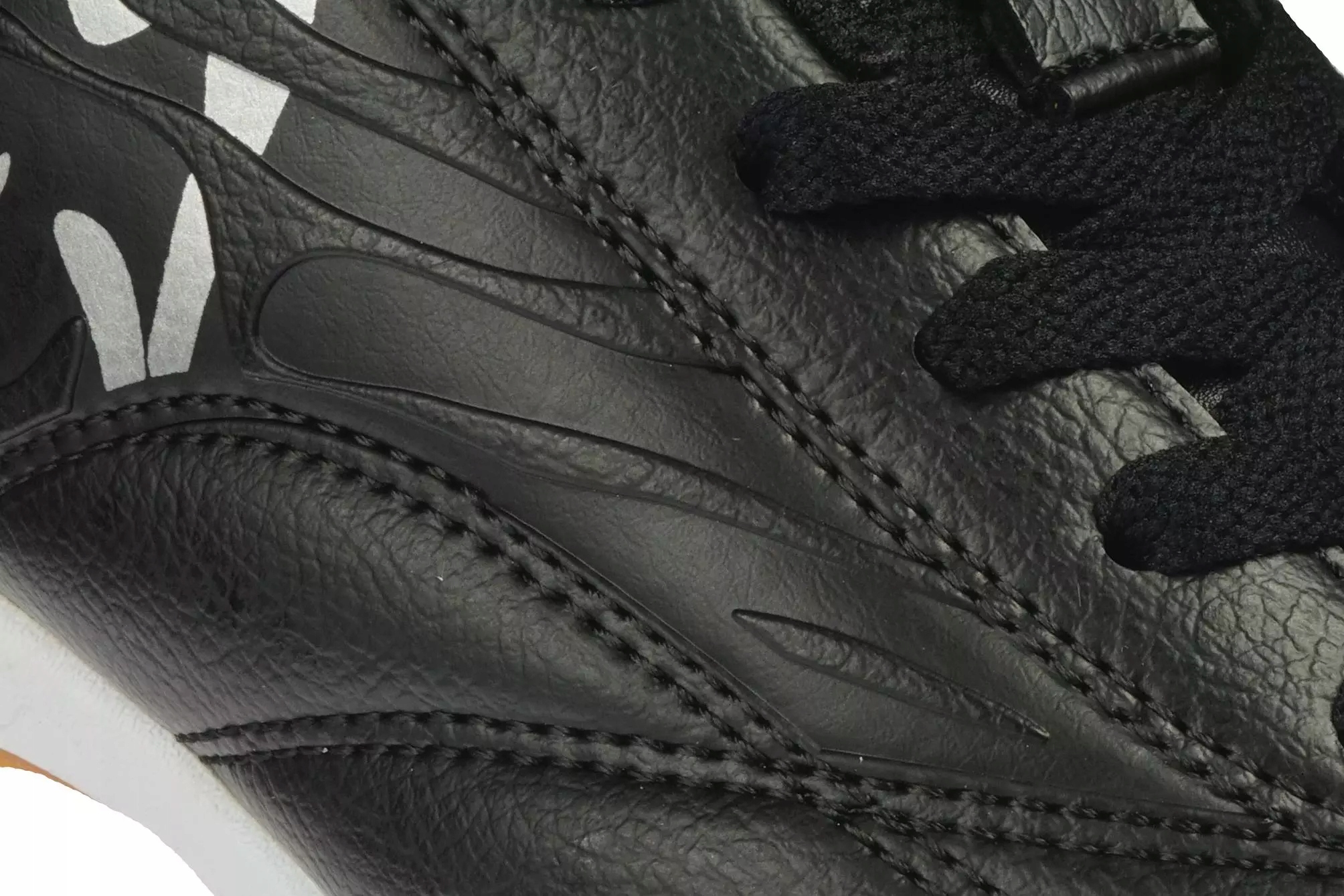 Wysoka jakość materiałów – Skóra ekologiczna* i tekstylne wnętrze