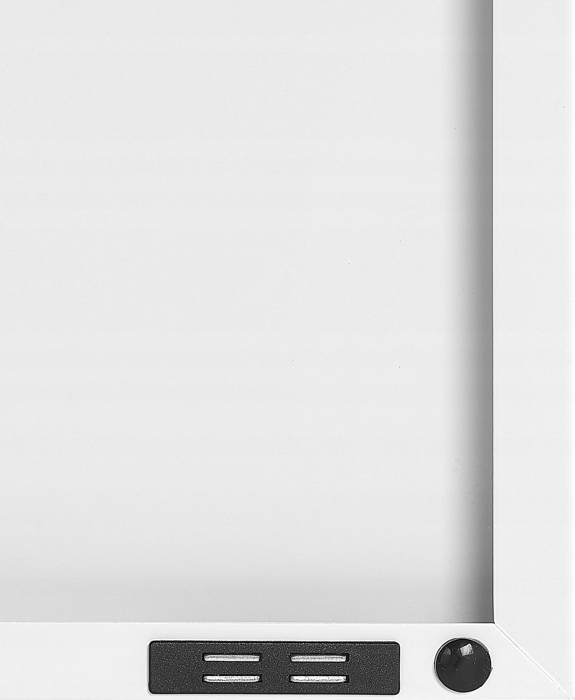 Praktyczne półki ukryte za drzwiczkami – maksymalna funkcjonalność