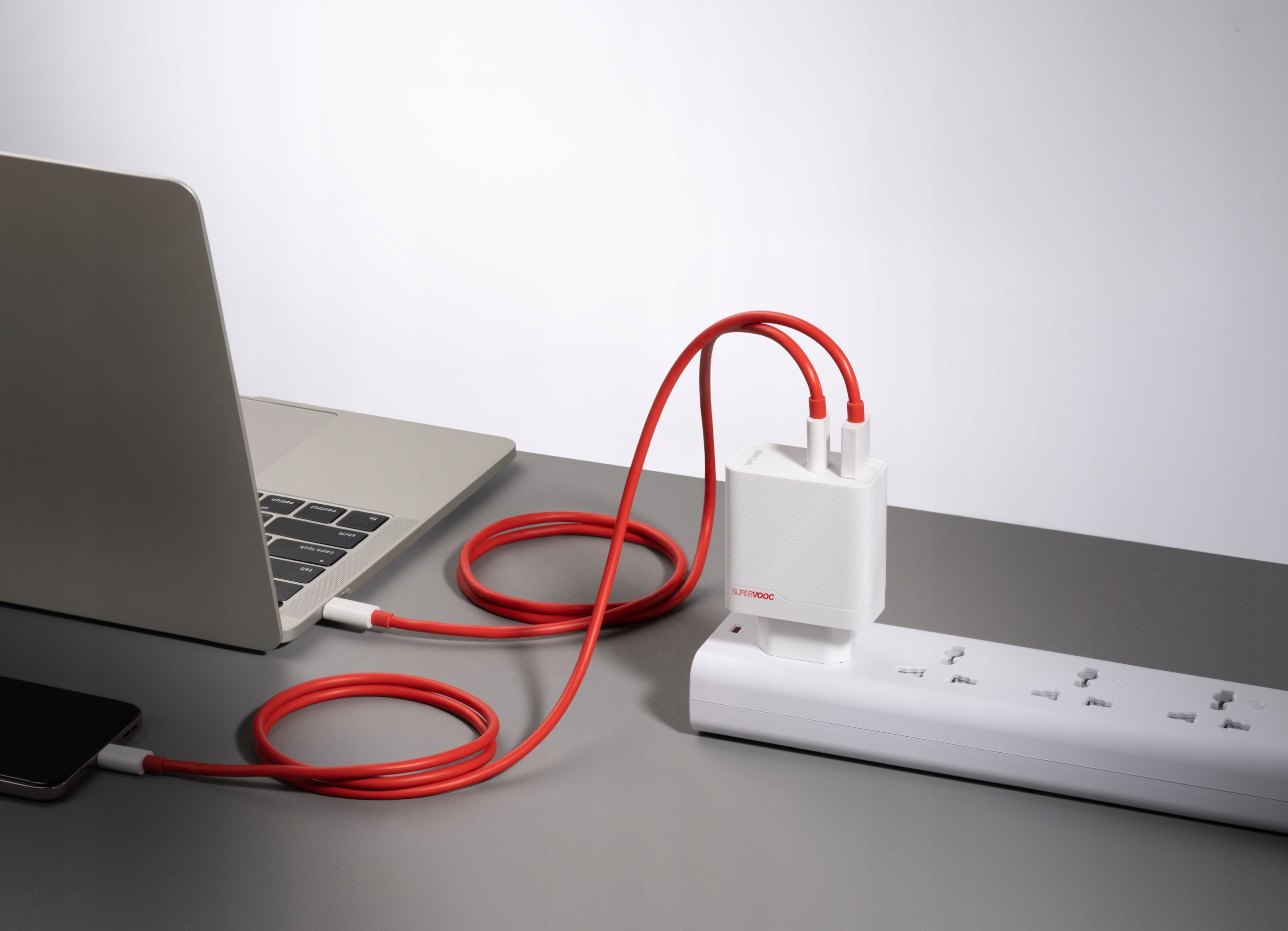 Dwa porty USB-A i USB-C dla wygodnego ładowania