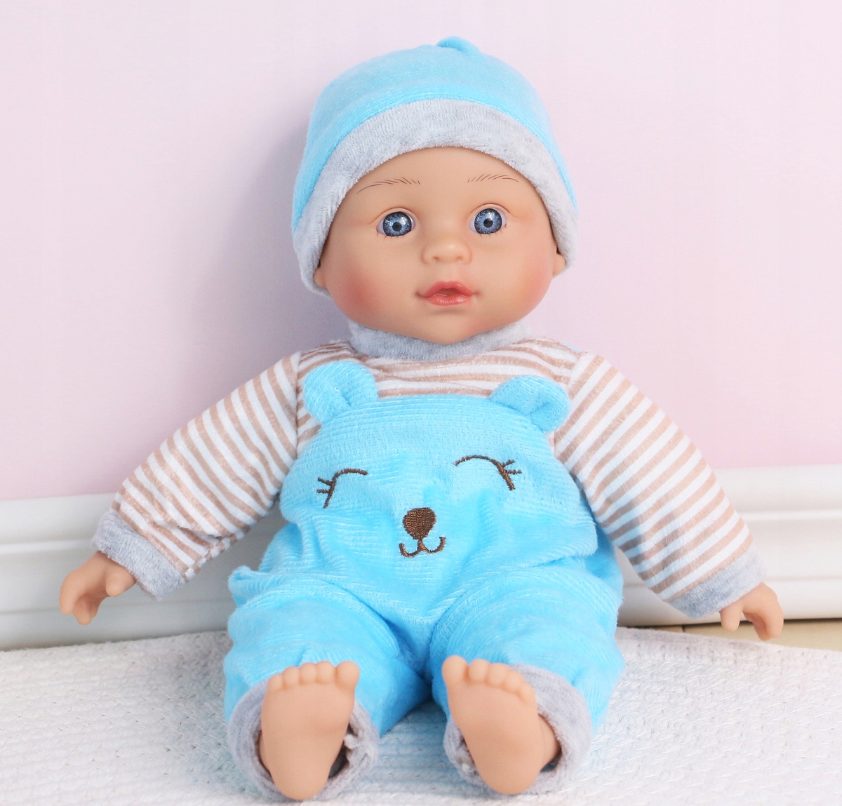 Uroczy design i miękki materiał – Lalka jak prawdziwe dziecko