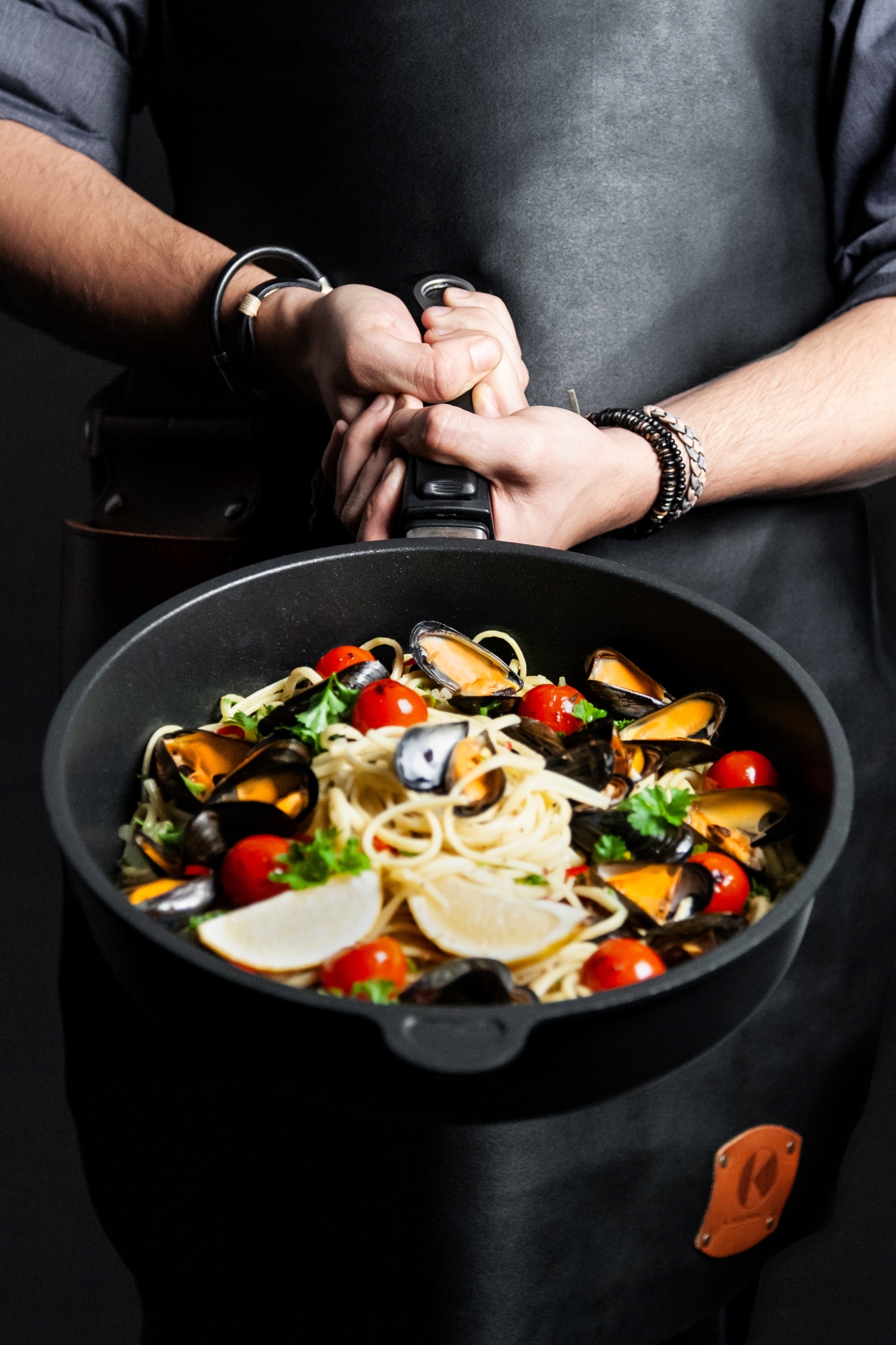 Patelnia indukcyjna z odpinanym uchwytem AMTI728-E-Z20B – Idealna do gotowania, smażenia i zapiekania!