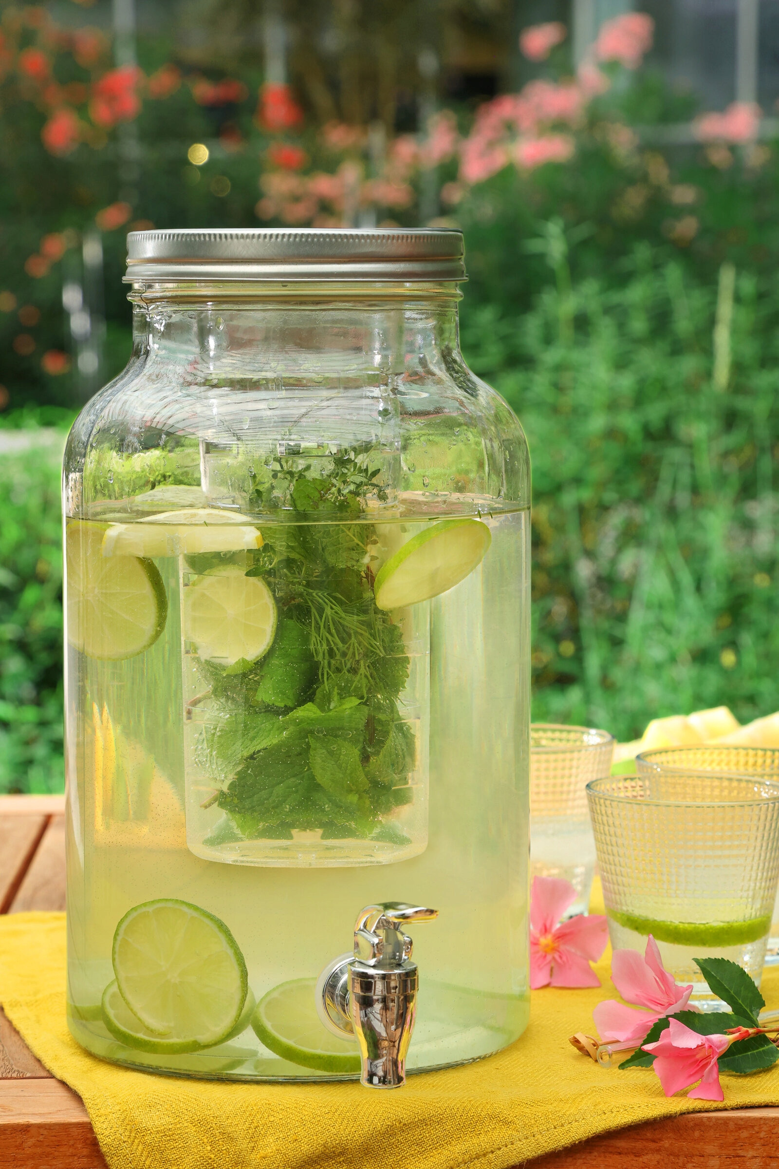 Szklany dozownik do napojów z kranikiem i wkładem na owoce FUZY, 6 l – Idealny na letnie przyjęcia