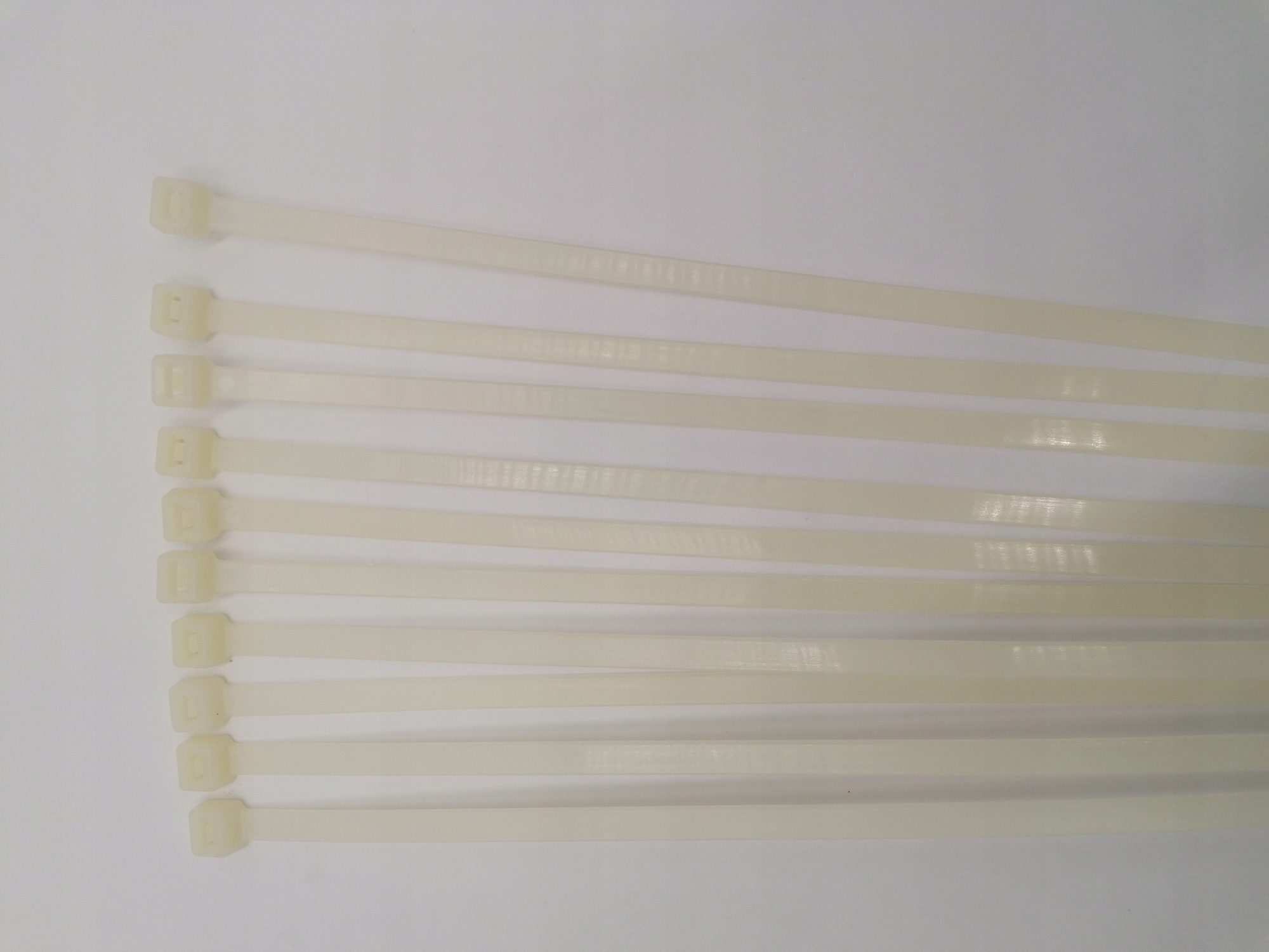 WKK Kunststoffkabelbinder Natur 710x9mm – Niezawodne rozwiązanie do organizacji