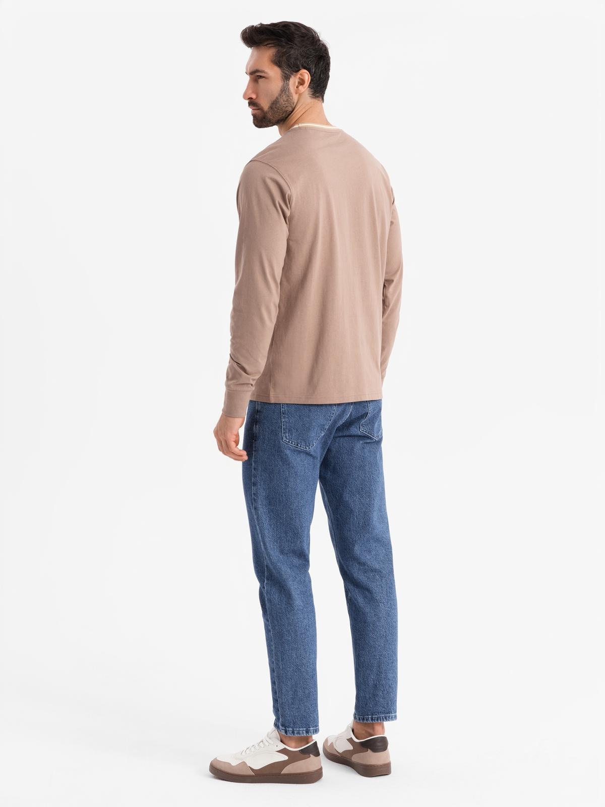 Longsleeve bawełniany męski z dekoltem U w paski i haftem brązowy Ombre OM-LSCL-0128 M – Styl i komfort na co dzień