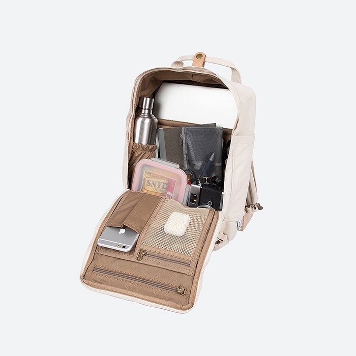 Praktyczne kieszenie zewnętrzne i boczne