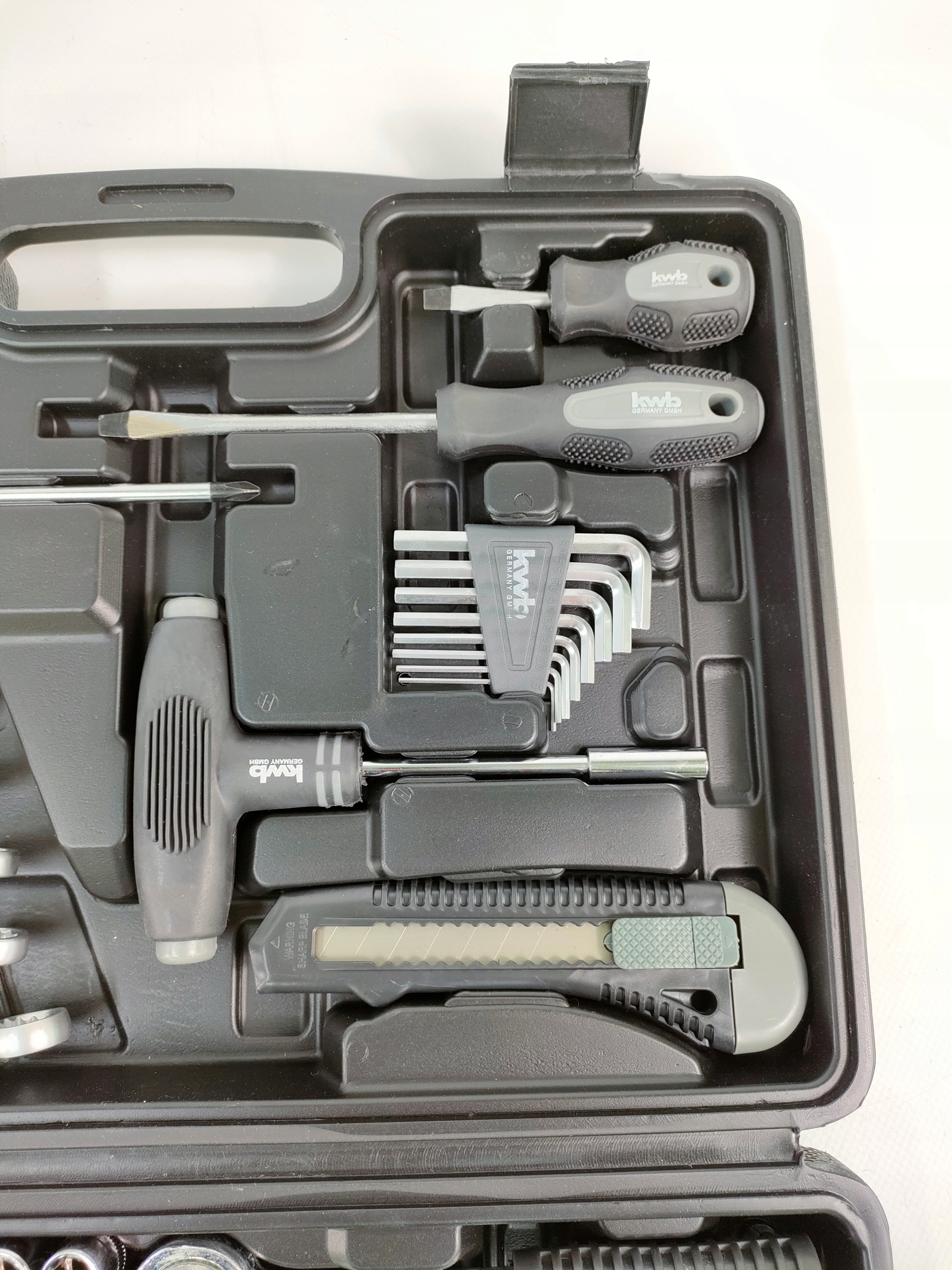 Różnorodność narzędzi – Szczypce, klucze i nasadki