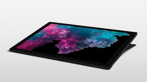 Czarny komputer Surface Pro 6 w trybie Studio