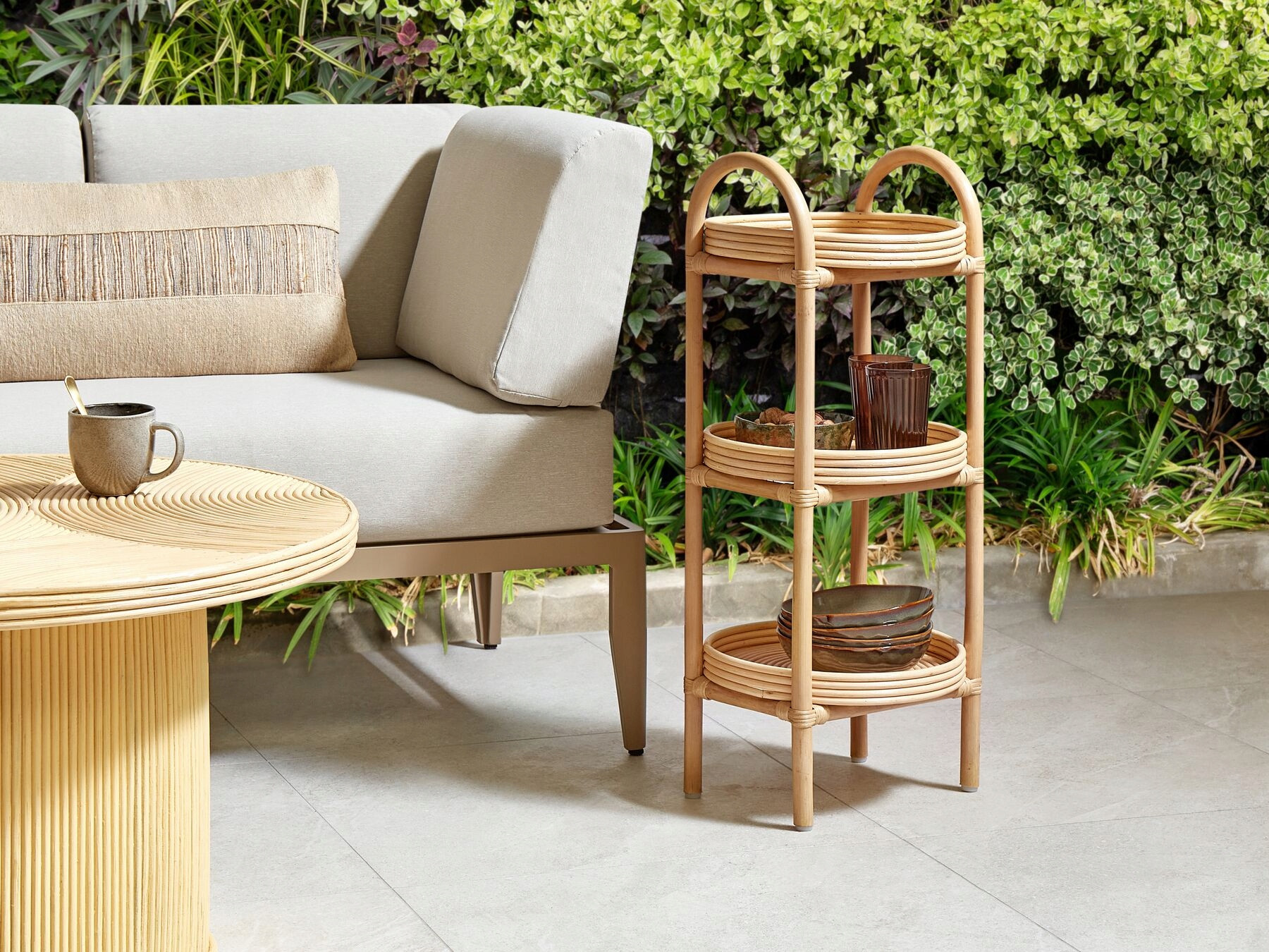 Stolik pomocniczy rattanowy 3 półki naturalny TROOLIE – Elegancja i funkcjonalność w Twoim wnętrzu