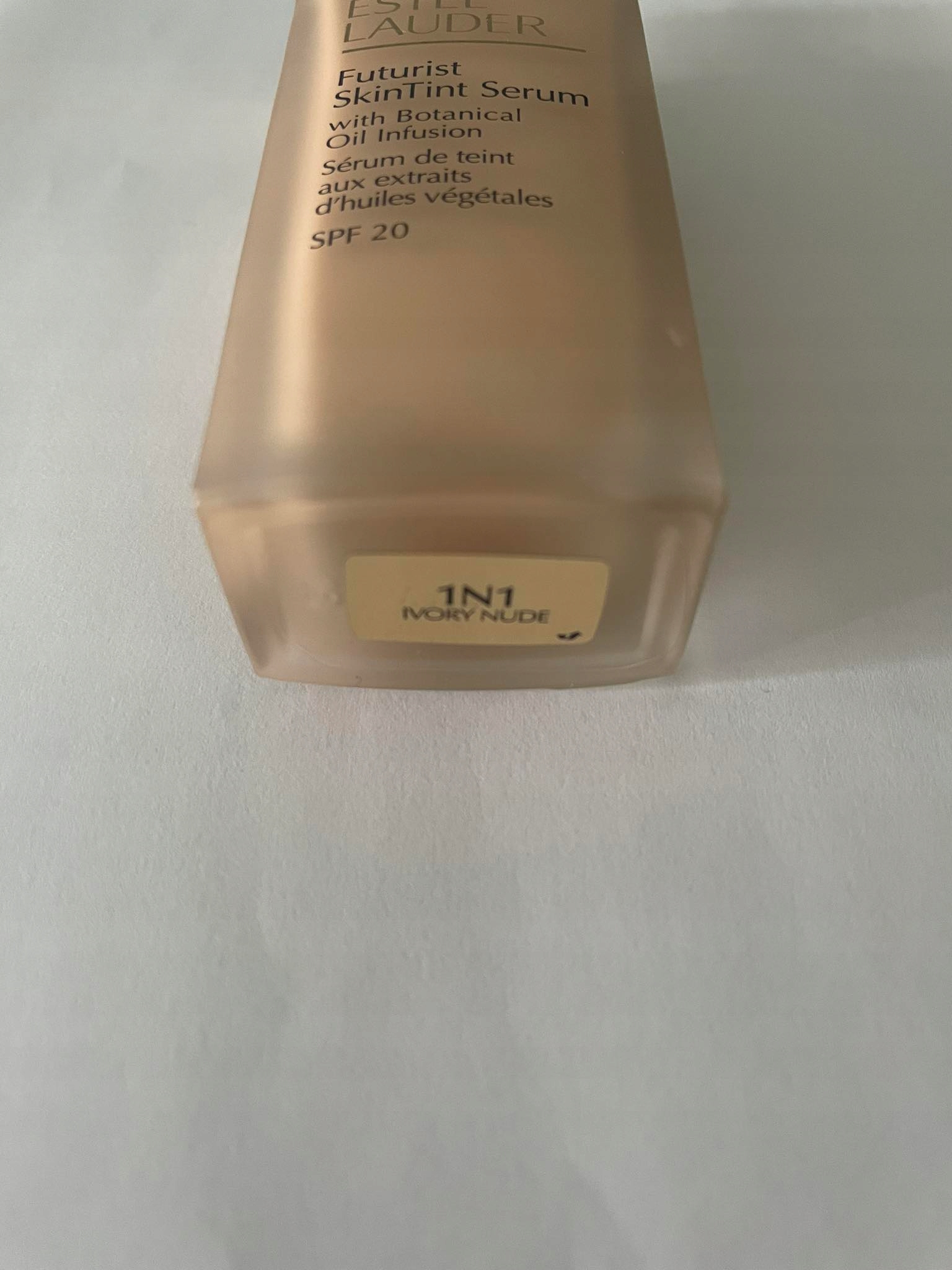 Podkład do twarzy Estée Lauder Futurist Skin Tint Serum 1N1 Ivory Nude – Idealne wykończenie dla Twojej cery
