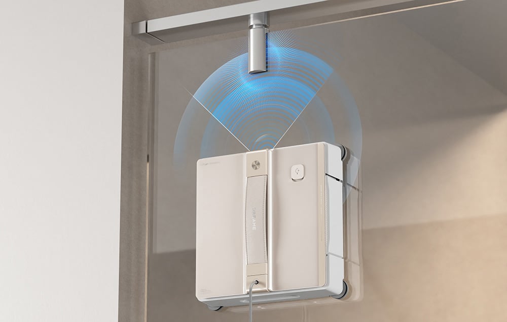 Robot do mycia szyb porusza się po dużej szklanej ścianie z zaznaczoną ścieżką pracy